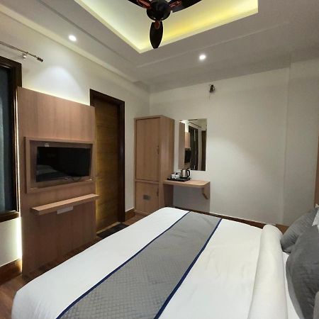 Hotel Crown Savoy, Near Railway Station & Guru Nanak Dev University Amritsar Extérieur photo
