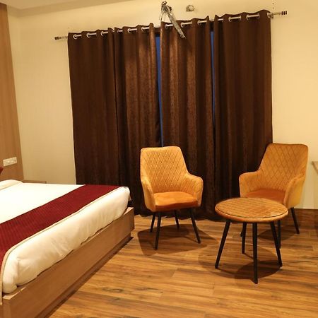 Hotel Crown Savoy, Near Railway Station & Guru Nanak Dev University Amritsar Extérieur photo