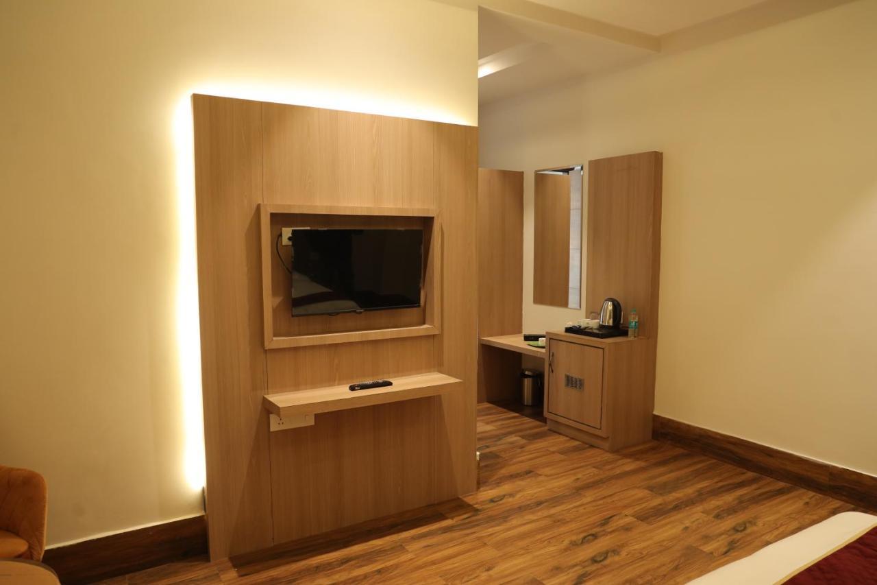 Hotel Crown Savoy, Near Railway Station & Guru Nanak Dev University Amritsar Extérieur photo