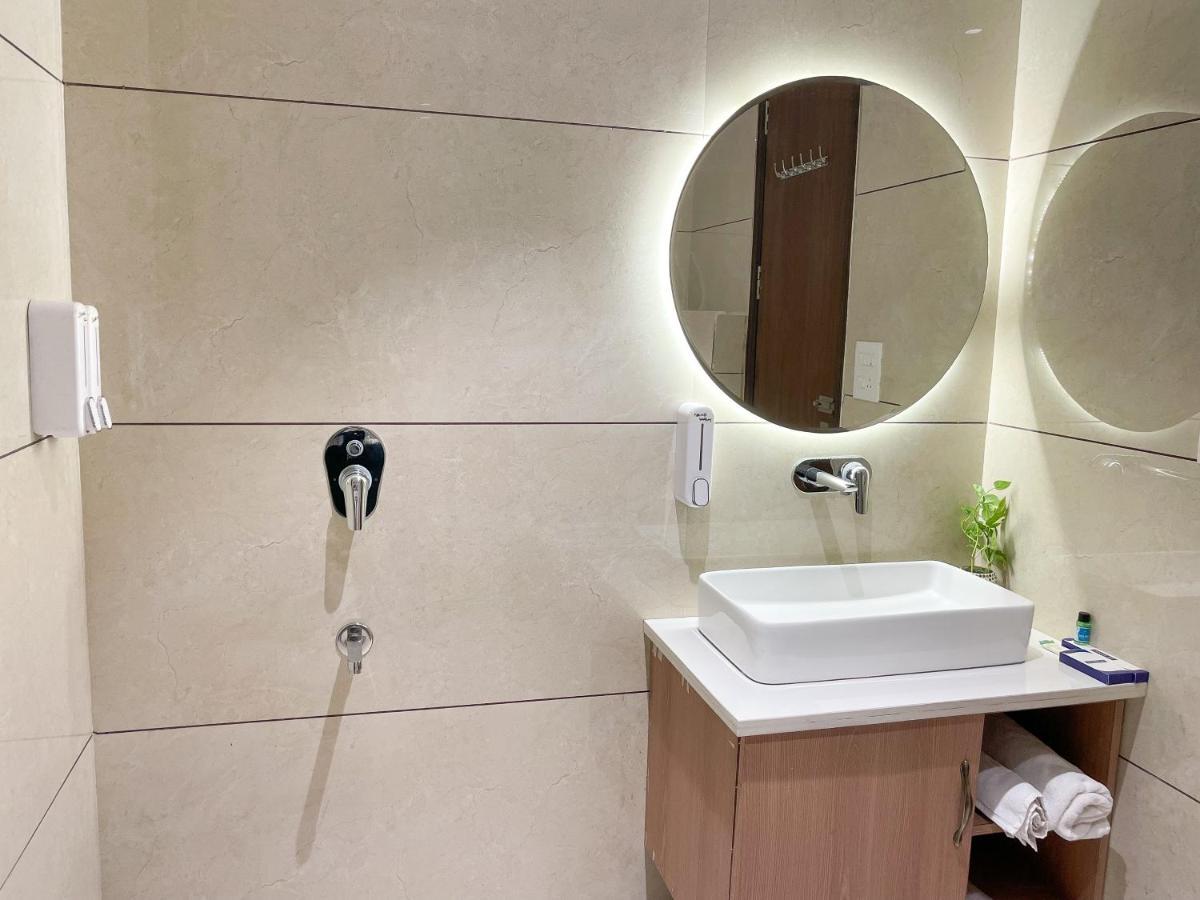 Hotel Crown Savoy, Near Railway Station & Guru Nanak Dev University Amritsar Extérieur photo