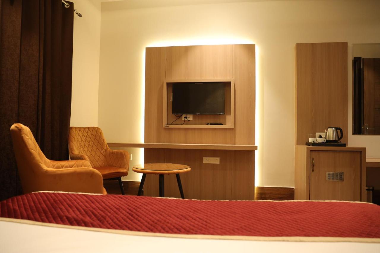 Hotel Crown Savoy, Near Railway Station & Guru Nanak Dev University Amritsar Extérieur photo