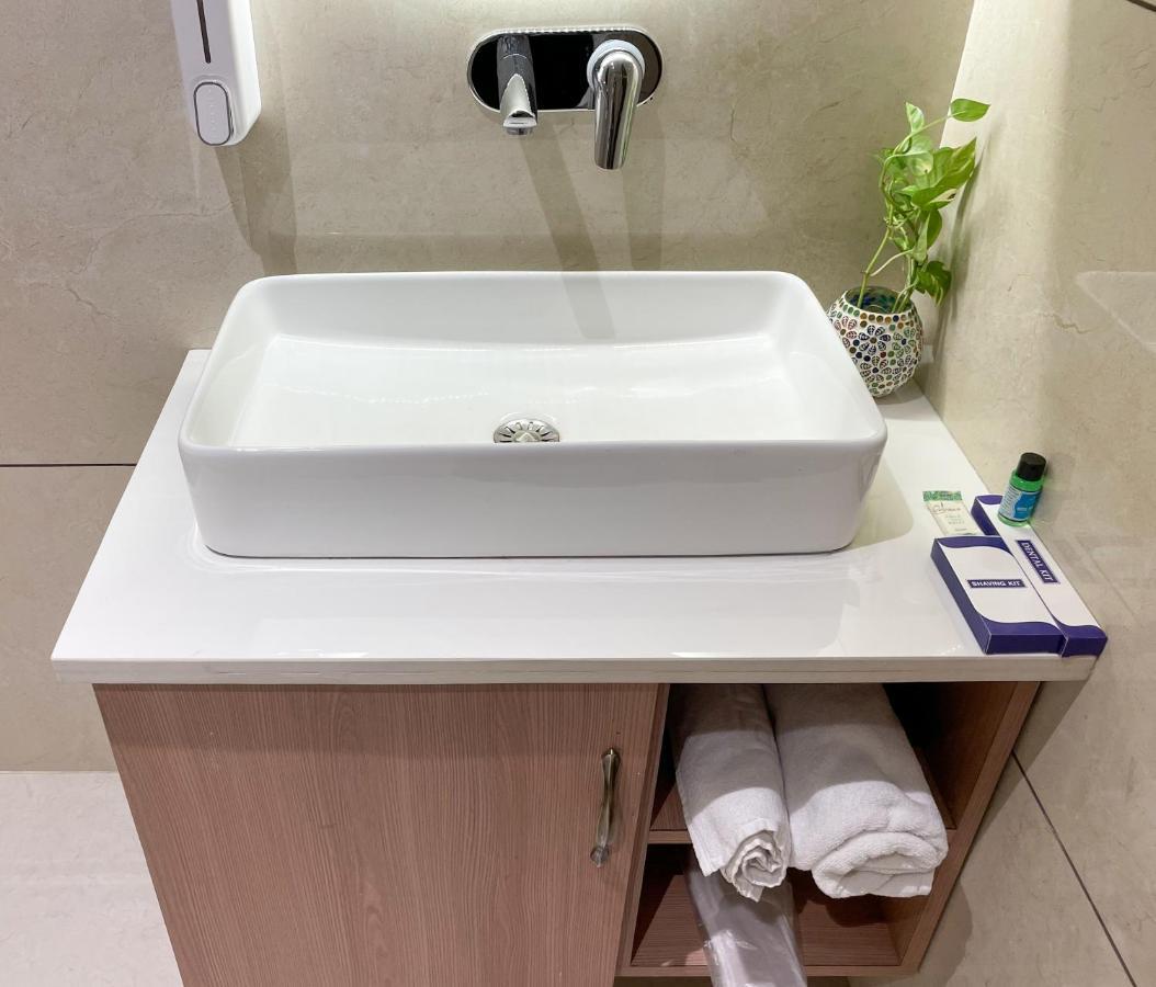 Hotel Crown Savoy, Near Railway Station & Guru Nanak Dev University Amritsar Extérieur photo