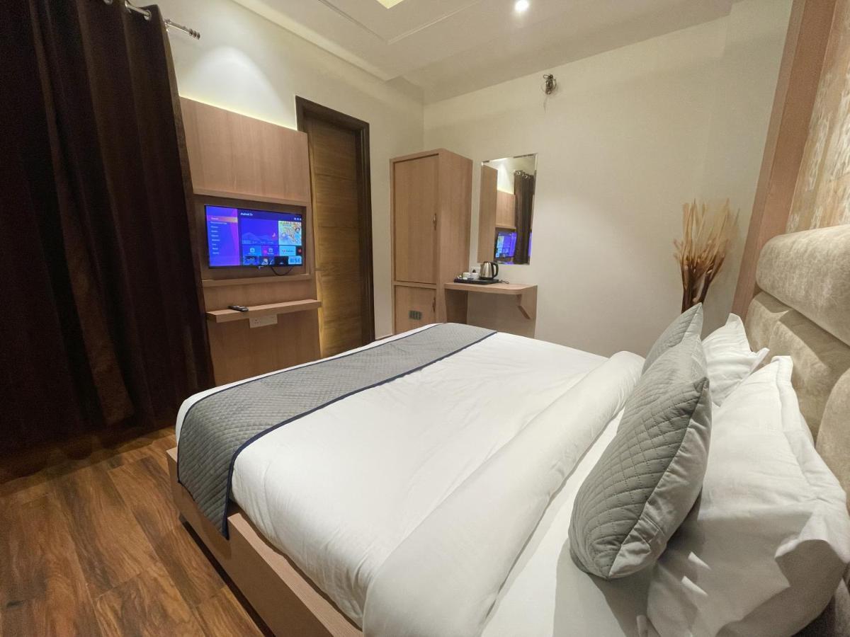 Hotel Crown Savoy, Near Railway Station & Guru Nanak Dev University Amritsar Extérieur photo