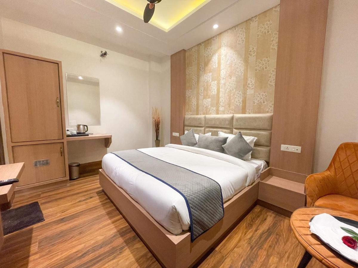 Hotel Crown Savoy, Near Railway Station & Guru Nanak Dev University Amritsar Extérieur photo
