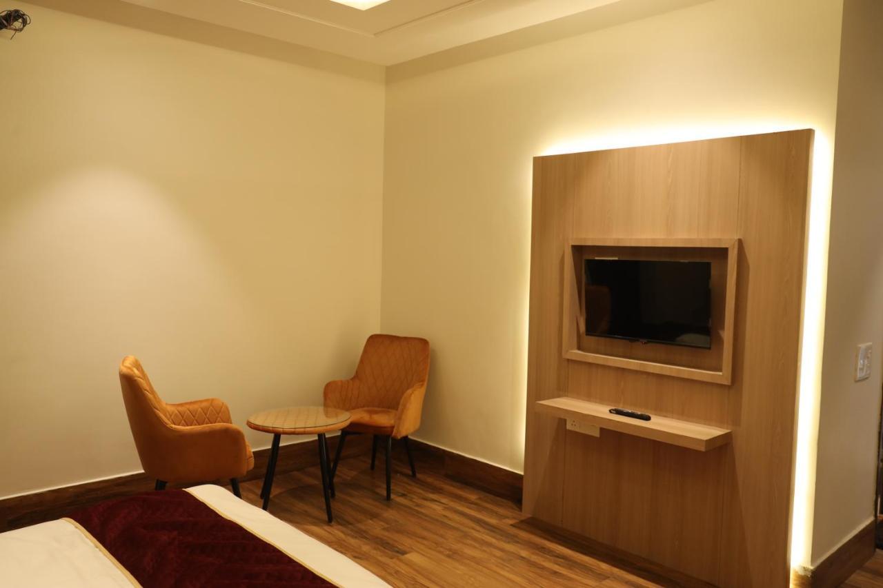 Hotel Crown Savoy, Near Railway Station & Guru Nanak Dev University Amritsar Extérieur photo