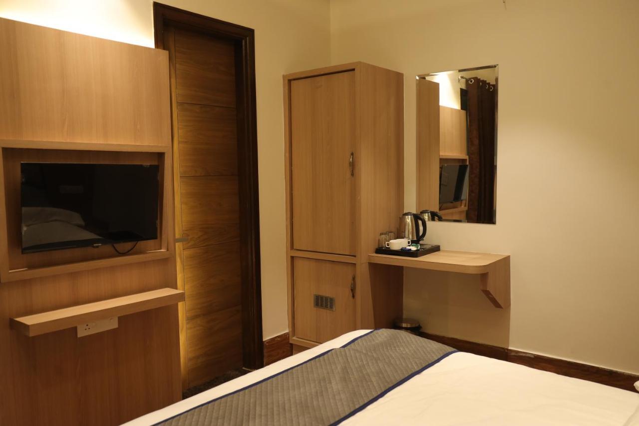 Hotel Crown Savoy, Near Railway Station & Guru Nanak Dev University Amritsar Extérieur photo