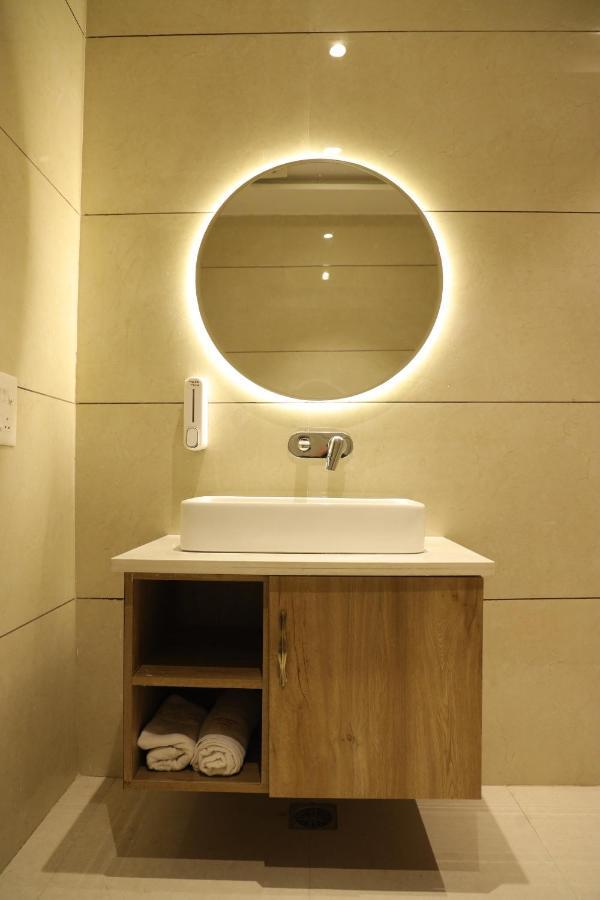 Hotel Crown Savoy, Near Railway Station & Guru Nanak Dev University Amritsar Extérieur photo