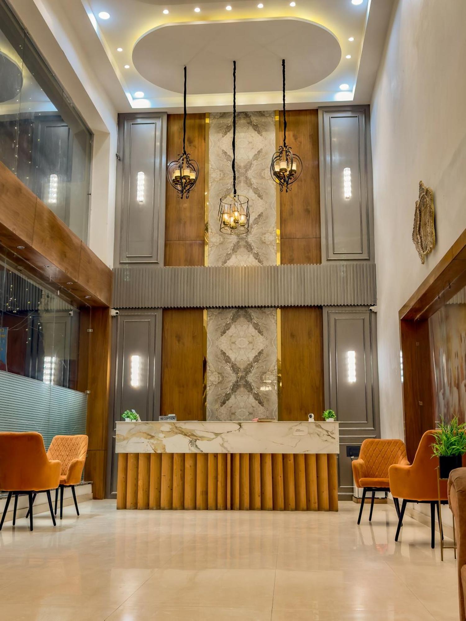 Hotel Crown Savoy, Near Railway Station & Guru Nanak Dev University Amritsar Extérieur photo